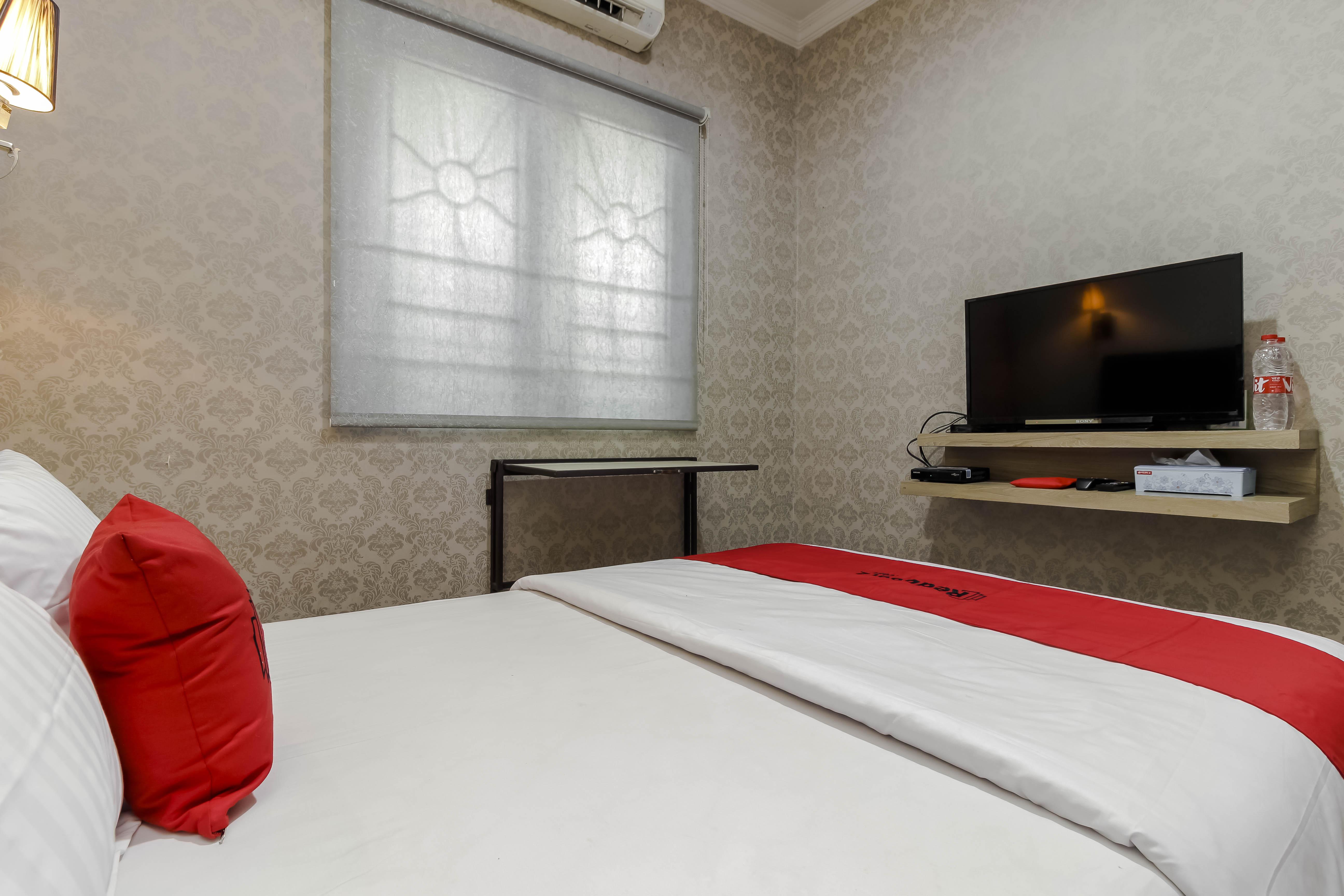 Reddoorz Plus Near Lippo Cikarang Mall Bekasi Exterior foto